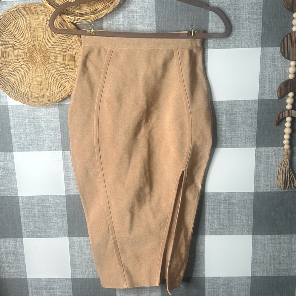 Pretty Little Thing form fitting skirt